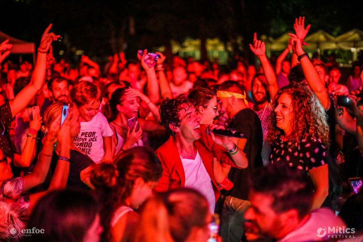 ¡Hoy será, un día de mierdaaaaa!
#MíticsFestival17 #sidonie <a href="/sidonie_/">@sidonie_</a> 
📸 <a href="/enfocfotografia/">Enfoc</a>