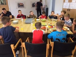 Youngsters get #fitandfed at Hatfield Fire Station with help from <a href="/hfrs/">Herts Fire & Rescue</a>. Read more ow.ly/avZB30erUZt
