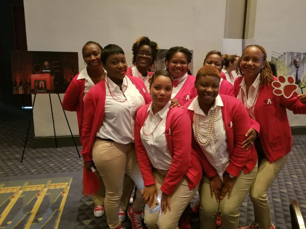 HelloKitty_stg's tweet photo. EXCELLENCE THROUGH PERSISTENCE!! Armstrong!!! #FPCSConvocation17 #FPCSExcel #FPCSARM https://t.co/kayGQdMNLI