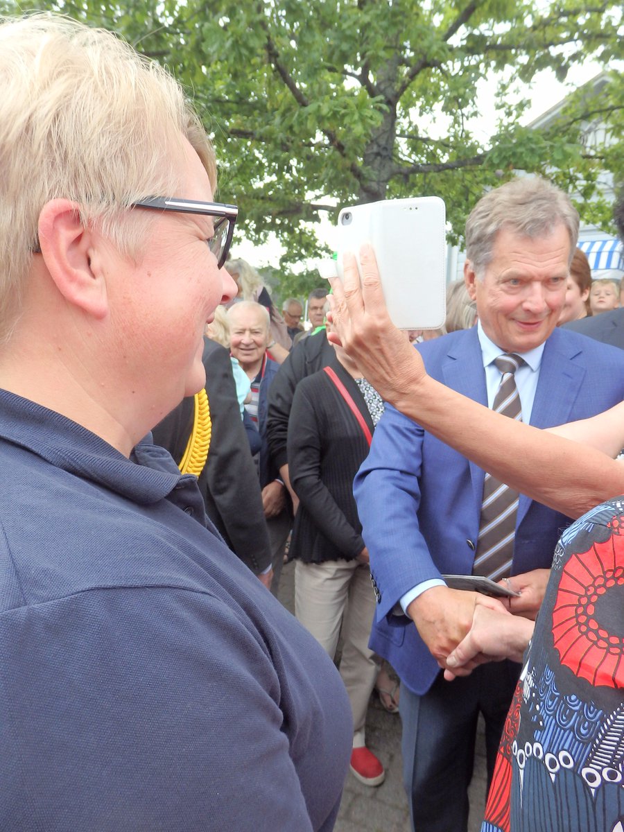 Ruokola's tweet photo. Uusikaupunkilaiset ottivat Saulin lämpimästi vastaan - niin otti kyllä hänkin meidät #uusikaupunki #uki400 #tasavallanpresidentti https://t.co/JTTYmmaOaA