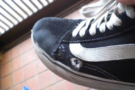 Pachikusssssssoooo 地下鉄とかでスケボー持ってカッコつけてる奴らなんなの 大抵そういう子の靴 見るとめちゃ綺麗なんだよね オーリーとか簡単なトリックしてるだけで穴開くからね ただの 大きな荷物だよね