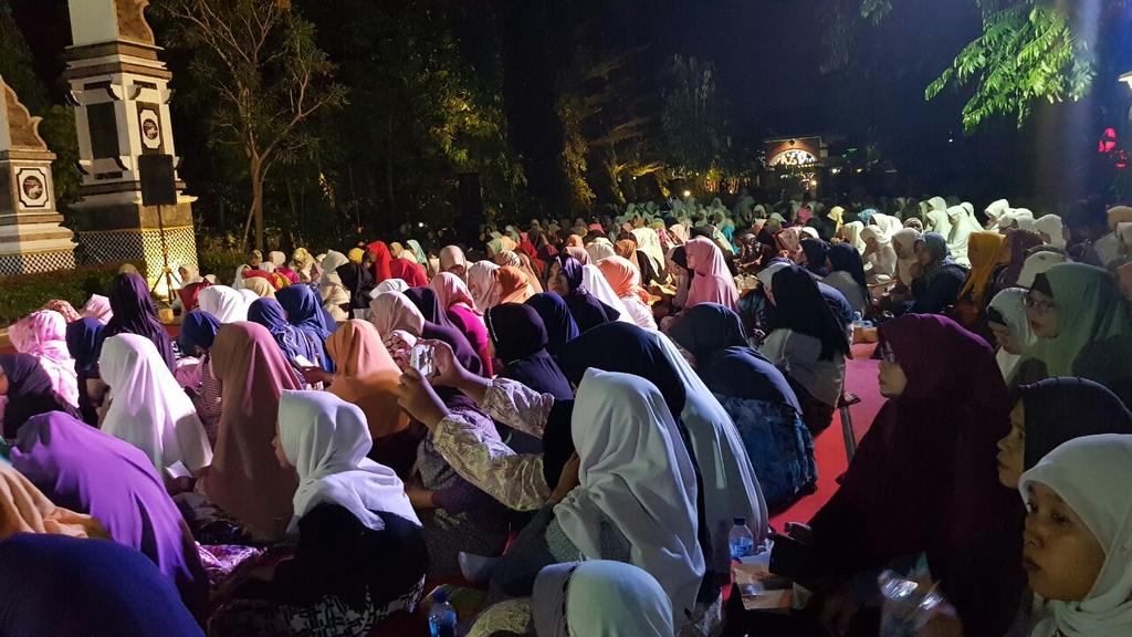 Noviarianiy's tweet photo. Jika merasa belum berbuat banyak bagi bangsa, setidaknya kita banyak berdoa 🙏 #DzikirKebangsaan https://t.co/b69rcbN7RT