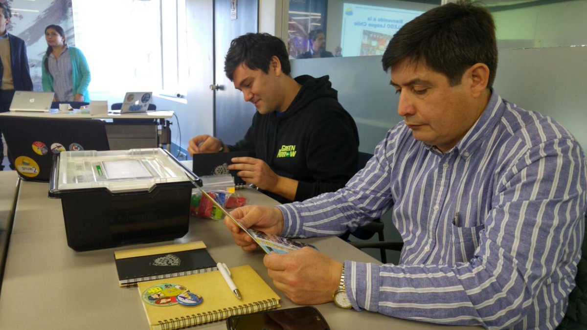 EAguaChile's tweet photo. Los docentes continúan preparándose para dar lo mejor de sí y sus estudiantes en la #FLLChile #ProgramaTalentoJovenRobótica @aguas_andinas https://t.co/AmiG18v6DA