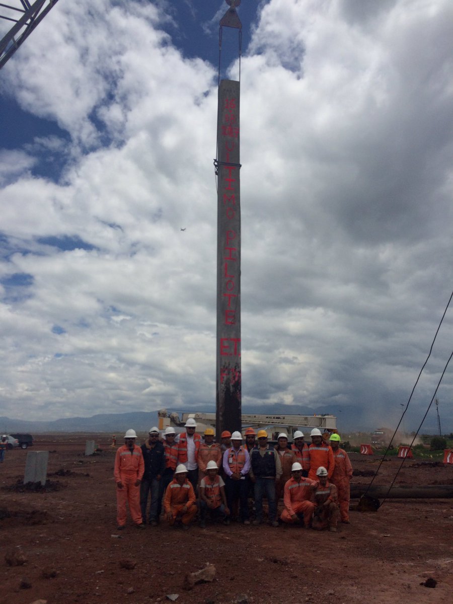 cargoconnecting's tweet photo. Con el gran equipo de trabajo del tren de hincado 5 #NAICM https://t.co/cFXtWFBY0g