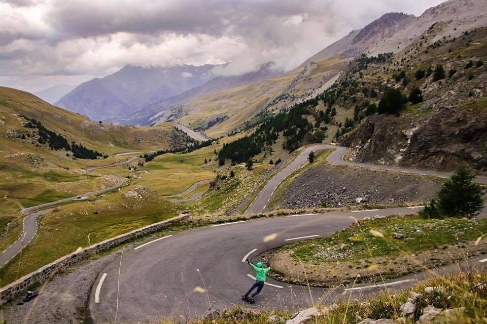 @bpellish74 skating some serious #roadporn in the French Alps. #atlastruckco #longboarding #alps #downhillskate PC… ift.tt/2wfLUCw