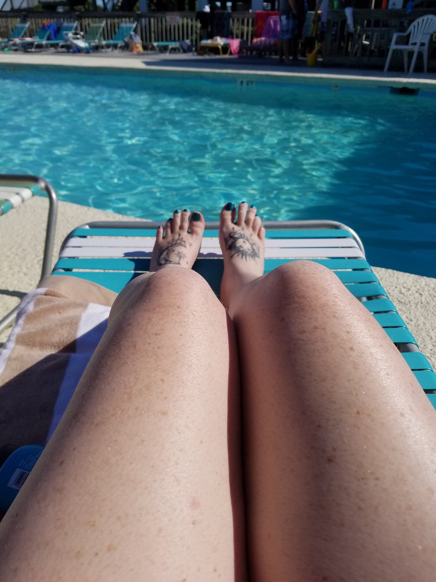 MrsHippieToes's tweet photo. Wishing i was back there! #sexytoes # legs https://t.co/LWrgGAJ7ZN