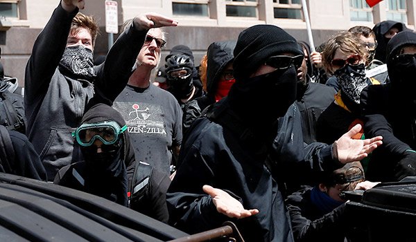 AmericansUnit's tweet image. FU #FakeReporter: #ShepardSmith take a hike. You know damn well what #Trump was talking about. Bad vs. Bad.