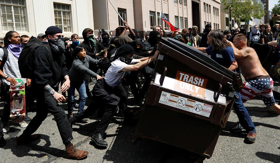 AmericansUnit's tweet image. FU #FakeReporter: #ShepardSmith take a hike. You know damn well what #Trump was talking about. Bad vs. Bad.