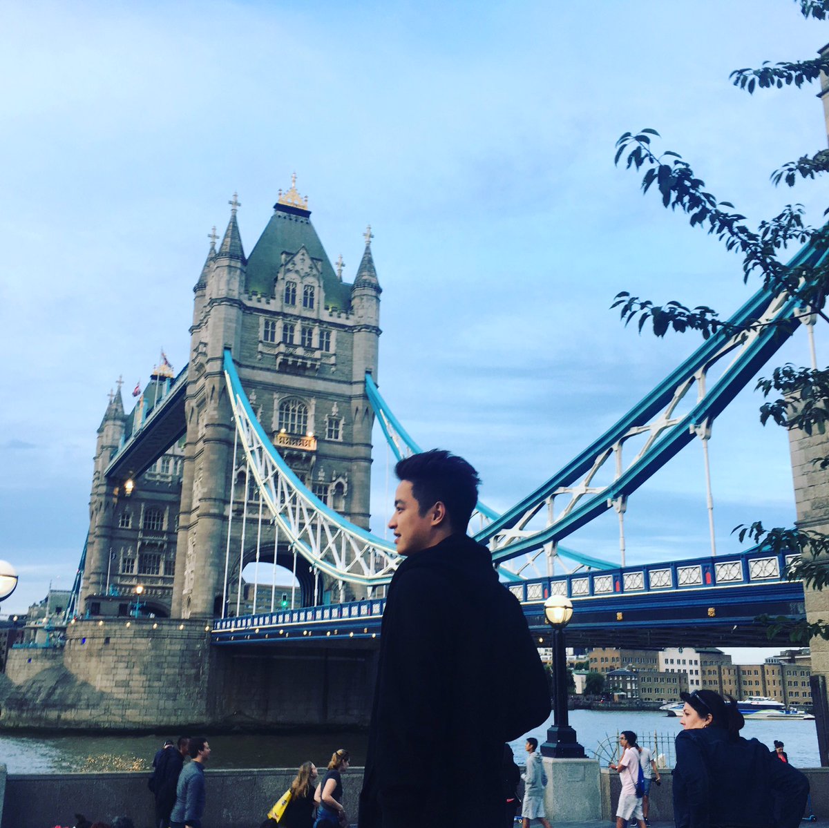 感觉站在上海的《外白渡桥》😄