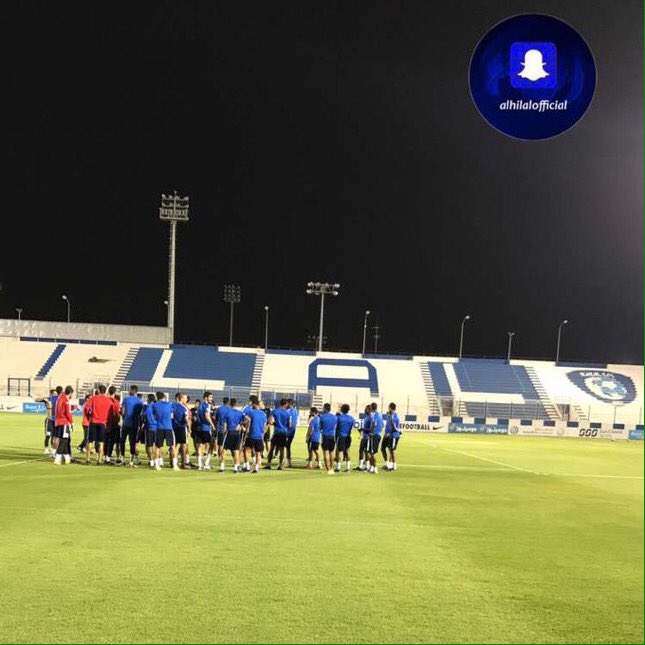 g_f5amh's tweet photo. في تمرين اليوم :
الجهاز الفني يجتمع باللاعبين لمناقشة الأخطاء التي حدثت في لقاء الامس . https://t.co/oDlaOWL216