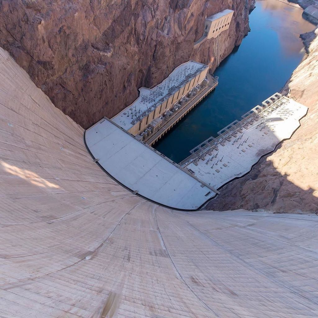 venture4wd's tweet photo. Looking down at the Colorado River from atop the Hoover Dam. Wheeeeeee!!! #heartofadventure #wanderlust #dam #hoov… https://t.co/B9hRrS8bK6 https://t.co/5EIYjOu90q