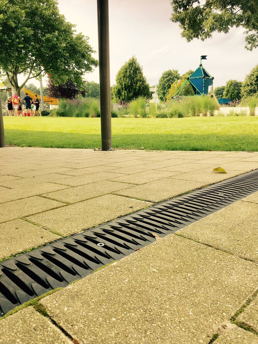 lijnafwatering's tweet photo. #Afwatering Zwembad Nordhorn voorzien van #FIBRETEC kunststof roosters met #RECYFIX kunststof #lijngoot van #HAURATON :geen roestvorming https://t.co/kLuPjYXf93