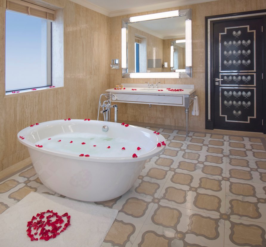 heavenskincare's tweet image. How romantic is this...it could be you ❤️
See our pinned tweet to enter 🐝📌 
#SpasOfHeaven @WaldorfRAK @HeavenDubai