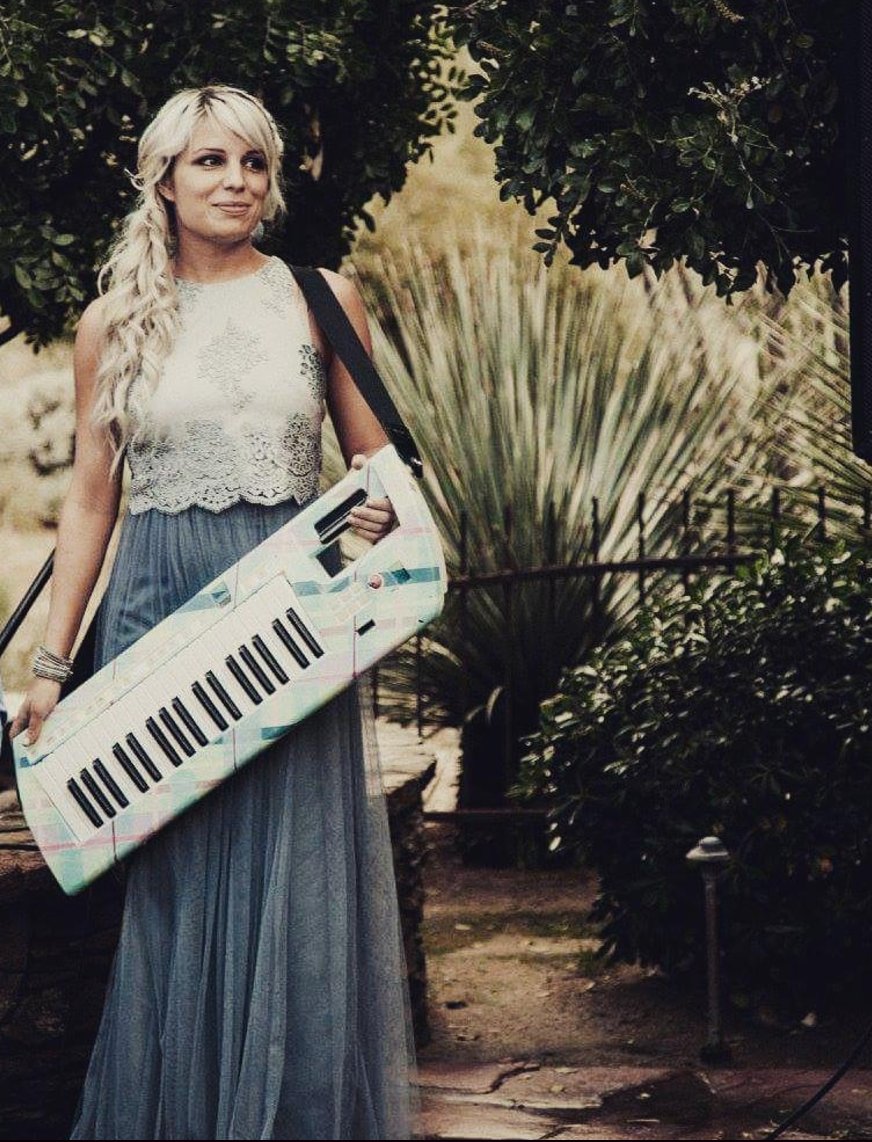 Behringer's tweet photo. TODAY at 1 PM PST: @laurasaggers will be chatting all about her music + performing on #InsideMusicLive. Tune into our FB page! 🎹✨ https://t.co/5uGa4qigjD