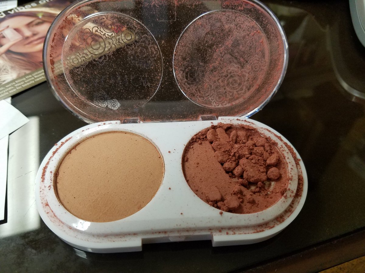 AmyKlaire's tweet photo. So sad.. Even with protective bubble wrap &amp; the padded envie, my blush in my @ipsy bag broke. https://t.co/SVu9vMm6lG