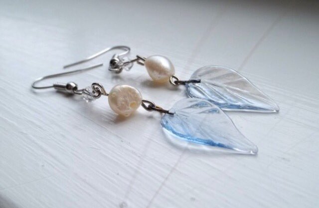 1201Shop's tweet photo. https://t.co/EnZ6rOgs2y Glass leaf and pearl earrings in my @aftcra shop. #handmade #shopsmall https://t.co/3V1ilkZwMj