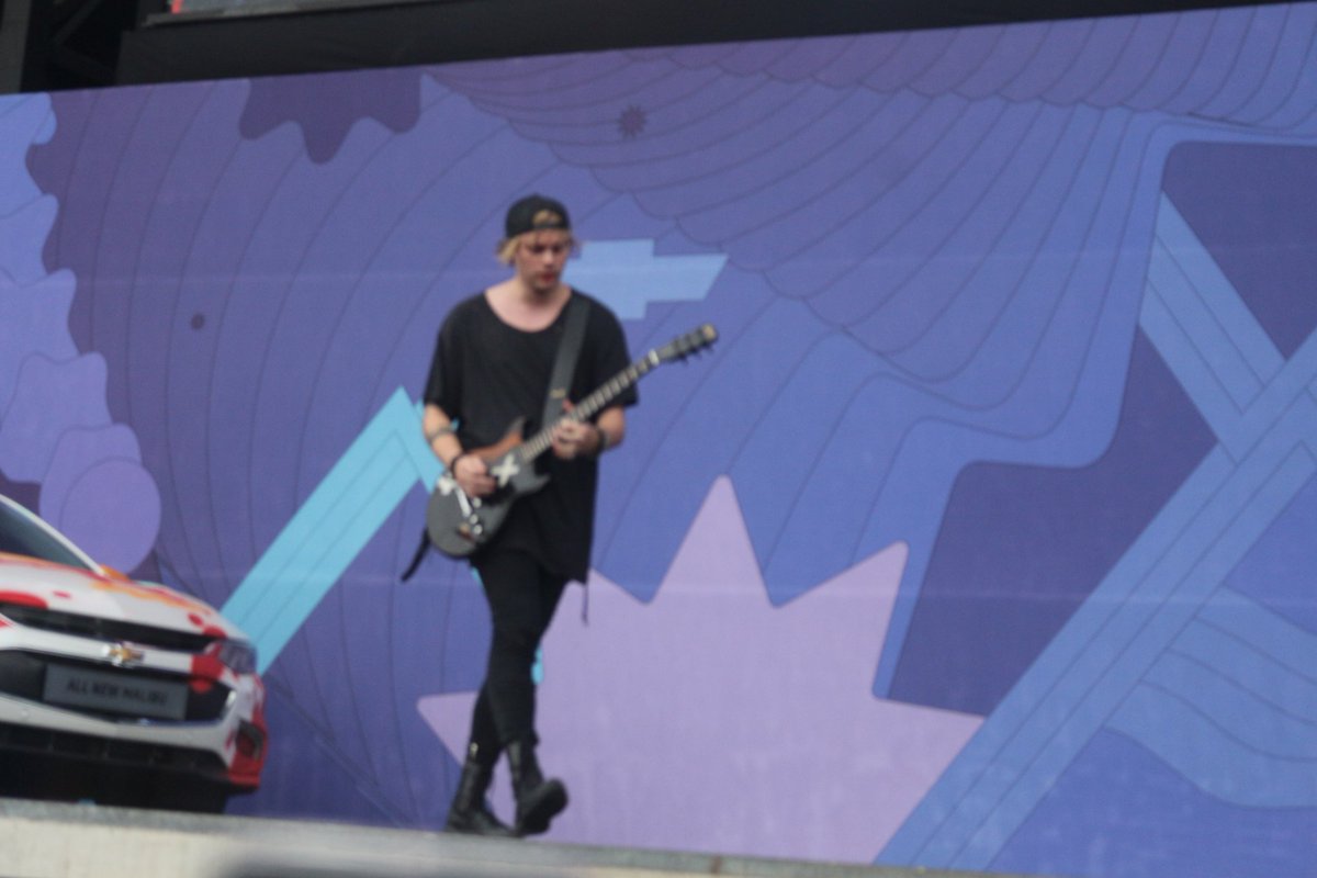 MCliffordPL's tweet photo. Pentaport Rock Festival, Inczon {13.08.2017} #12
#5SOSIncheon via @ 5soswith_fans https://t.co/N2jVVFlC0Z