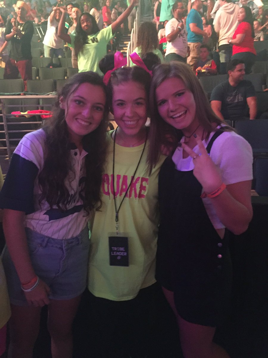 KellyKritzinger's tweet photo. HAPPY BIRTHDAY ANNA KATE!!🎉I'm so grateful that I met you at camp alive. In 2 weeks we'll be going to our last camp ever!! Love ya💚 https://t.co/bToZIeSbml