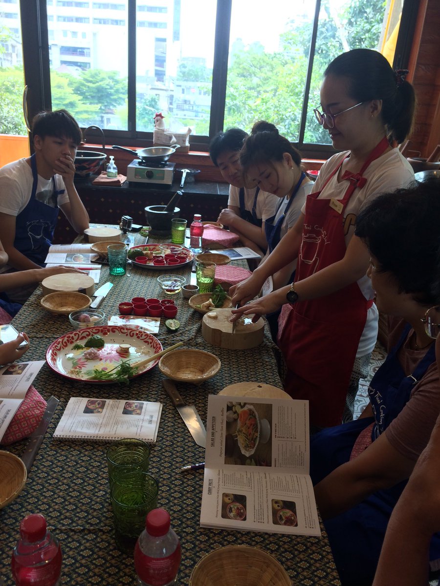 tamasbocsi's tweet photo. Alot if #fun and great #thaifood #sompong #thaicooking #papayasalad #panaeng #padthai #goldenbanana #bangkok #thailand #market https://t.co/p8BSXQ2bnD