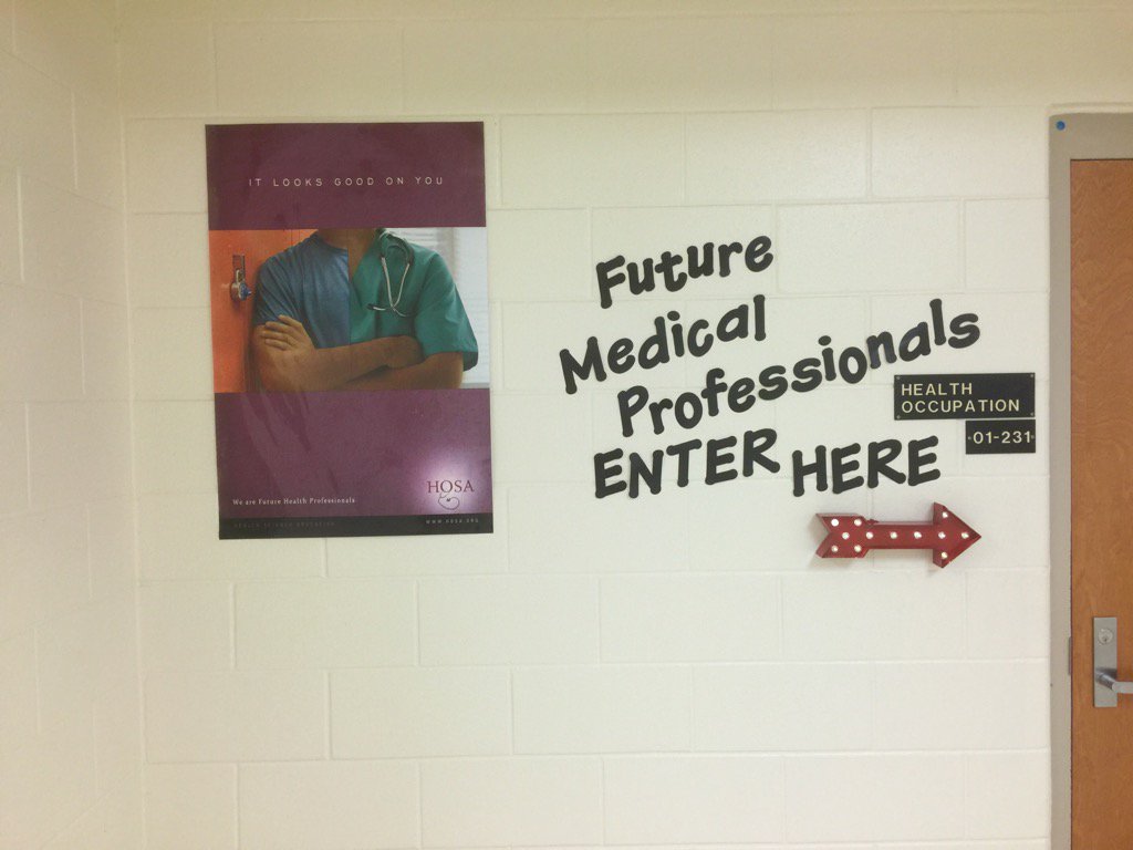 JulieConnolley's tweet photo. FHS training our future healthcare workforce! @CTEmarion #CTErocks https://t.co/e0A4HiPpJf