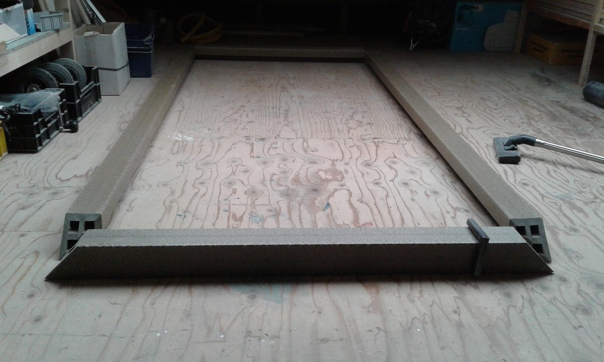 Essentaksterfte? De eerste tafel van  essen uit <a href="/Almere/">almere</a> wordt gemaakt met een frame van waterplanten. #sociaal #duurzaam #groenenmeer