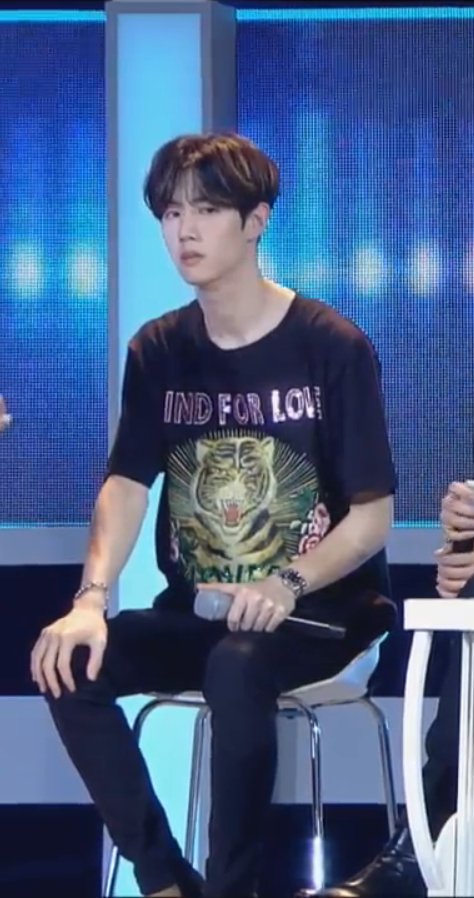 ur__sooocute's tweet photo. 'อะไรวะ คุยไรกันอะ' 'ห้ะ! อะไรนะ' หน้าพี่มาร์คประมาณนี้อะ พี่แกสงสัยทั้งรายการเลย น่าาารักกกกกกก555555555555555555555555 #icanseeyourvoice https://t.co/izVeYrzsox