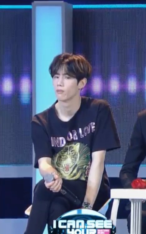 ur__sooocute's tweet photo. 'อะไรวะ คุยไรกันอะ' 'ห้ะ! อะไรนะ' หน้าพี่มาร์คประมาณนี้อะ พี่แกสงสัยทั้งรายการเลย น่าาารักกกกกกก555555555555555555555555 #icanseeyourvoice https://t.co/izVeYrzsox