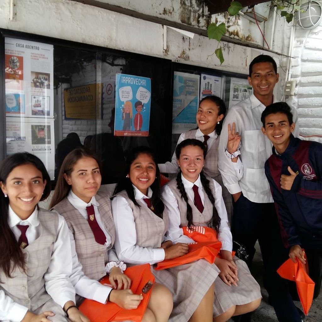 ucasagrande's tweet photo. Los alumnos de la Unidad Educativa Santa María Goretti visitando la Universidad en la casa abierta https://t.co/jizrFyq3T9 https://t.co/UzbRKvaylk