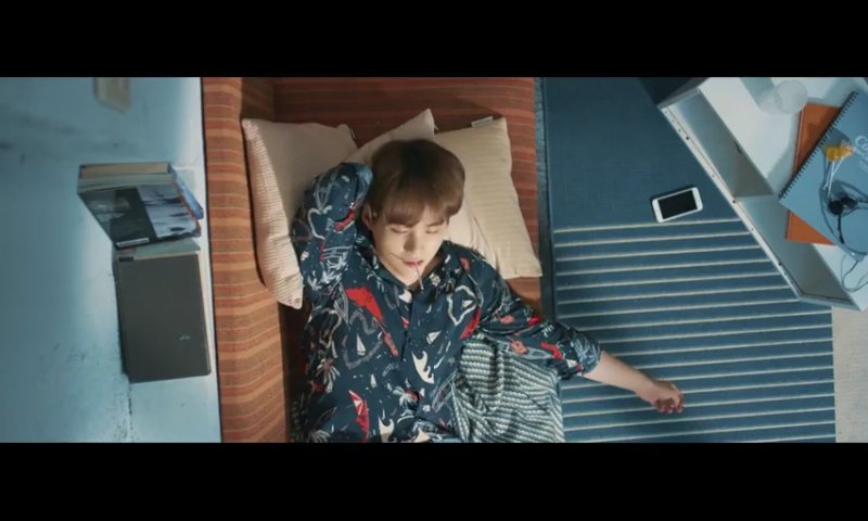 Anika_laim's tweet photo. #LOVE_YOURSELF

Скорее всего ему позвонил Чонгук

#BTS #LOVE_YOURSELF https://t.co/2W1x9iUjBN