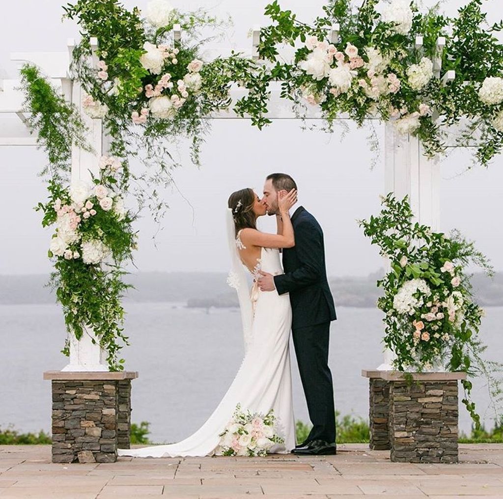 NPTExperience's tweet photo. Sealed with a kiss. #NewportExperience #OceanCliff #WeddingWednesday Photo by: @scolariphoto https://t.co/bvvdHD3GGt
