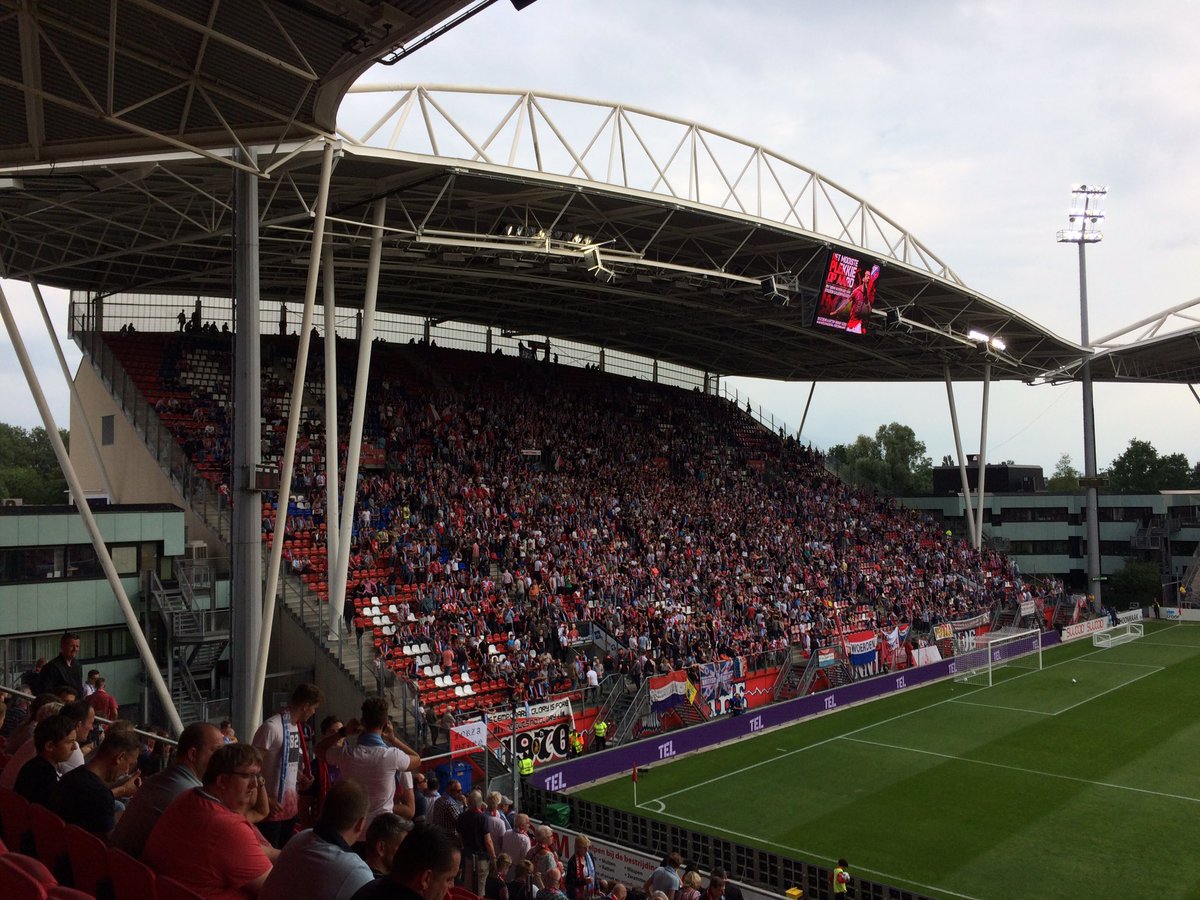 VZ_Hellas's tweet photo. Nu bij FCUtrecht met @dafneschippers. Dank aan @fcutrecht @EricRoeske om de huldiging mogelijk te maken. Mooi eerbetoon. https://t.co/VEiH7JfvCD