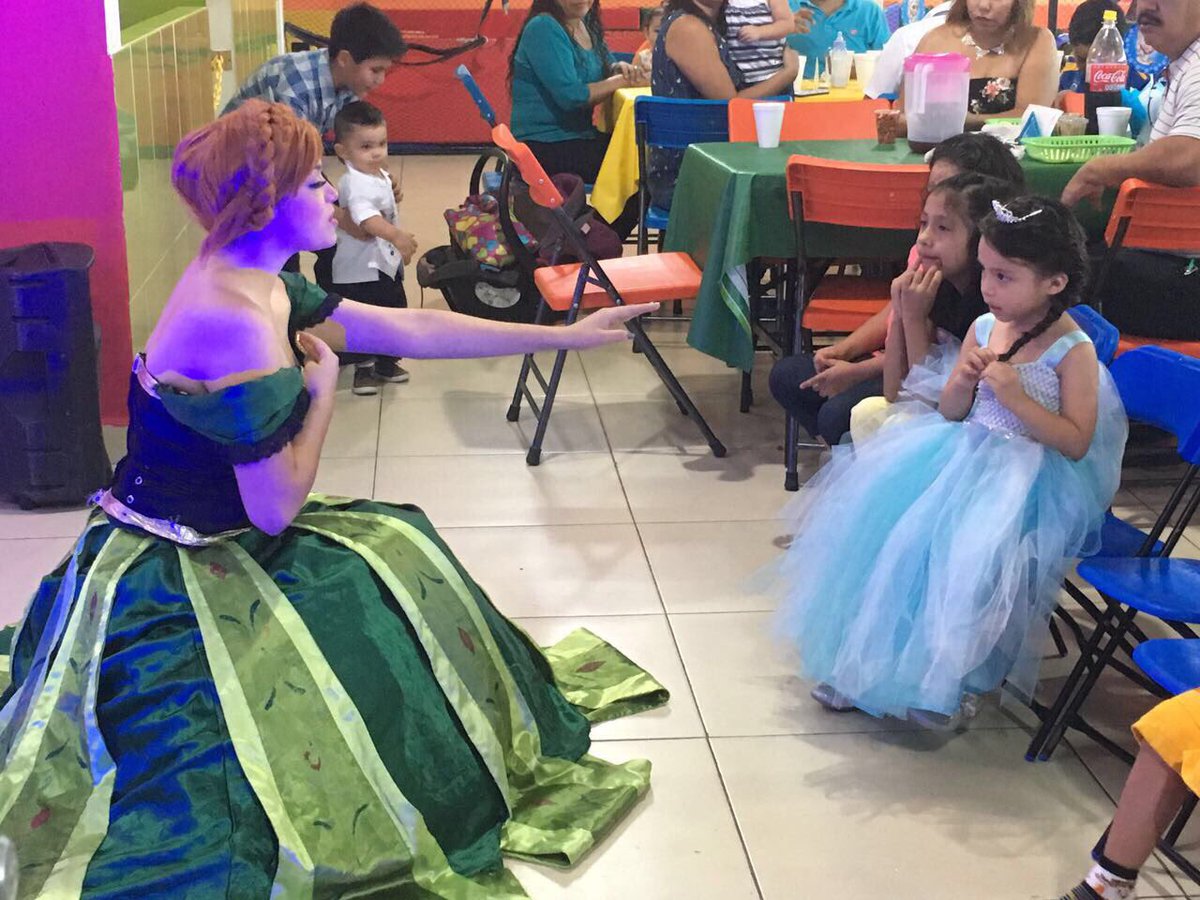 alex_garez's tweet photo. Así celebramos a Vanessa, Felicidades 🎊 
#fiesta #Showinfantil #Monterrey #Frozen
Dulces Espectáculos Infantiles 🍭
Info
8116285183 📞 https://t.co/WuCbyYiMz2
