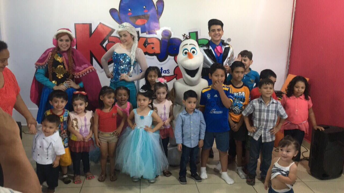 alex_garez's tweet photo. Así celebramos a Vanessa, Felicidades 🎊 
#fiesta #Showinfantil #Monterrey #Frozen
Dulces Espectáculos Infantiles 🍭
Info
8116285183 📞 https://t.co/WuCbyYiMz2