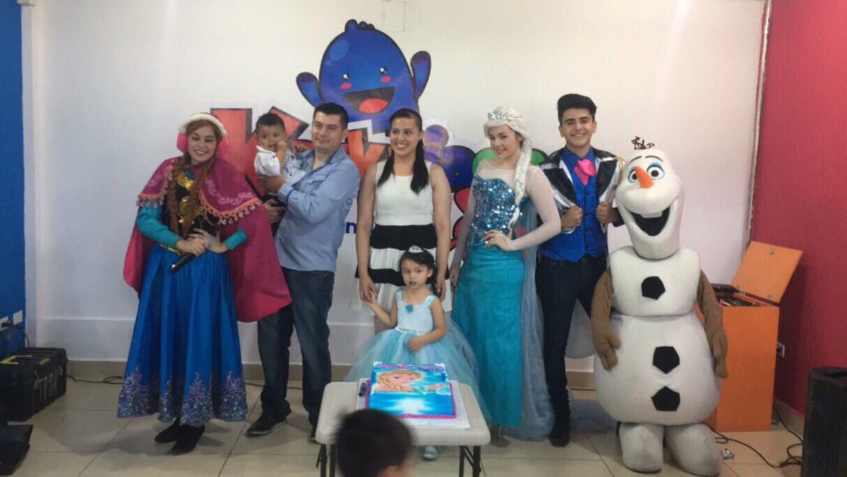 alex_garez's tweet photo. Así celebramos a Vanessa, Felicidades 🎊 
#fiesta #Showinfantil #Monterrey #Frozen
Dulces Espectáculos Infantiles 🍭
Info
8116285183 📞 https://t.co/WuCbyYiMz2