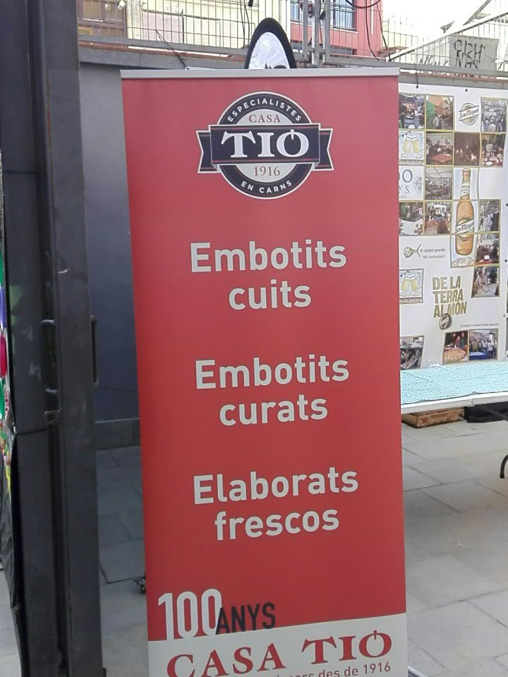 Ara, a l'espai TASTA GRÀCIA, preparant un taller infantil d'elaboració d'hamburgueses i pizzes per #fmgracia2017