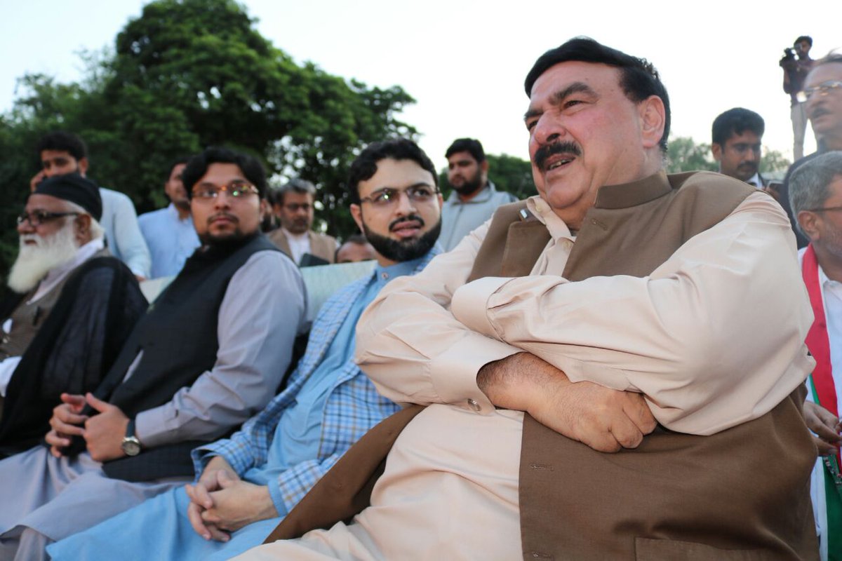 DrHassanQadri's tweet photo. مال روڈ پر شہدائےماڈل ٹاون کی فیملیزسے اظہار یکجہتی کےلئےدھرنےمیں چئیرمین سپریم کونسل ڈاکٹرحسن قادری کی خصوصی شرکت۔
#MTvictimFamiliesProtest https://t.co/5SuNkHwITU