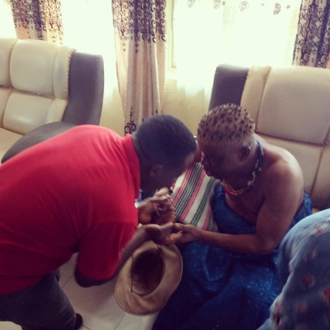 xplorecrosriver's tweet photo. The Tourism Bureau MD, receiving blessings from the Obol Lopon of Ugep at the 2017 #Leboku Festival press briefing. #VisitCrossRiver #Ugep https://t.co/O4YJr33ox4