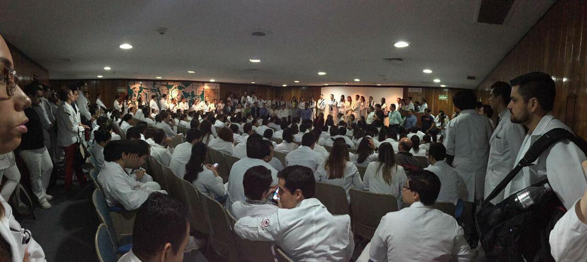 IvoCirujanoPed's tweet photo. Más de 300 Residentes en Leon UMAE 48 y T1 #NiUnaBataMenos, continúan en asamblea solicitando  seguridad en las Prácticas de Campo https://t.co/W2pBxyVdJ9