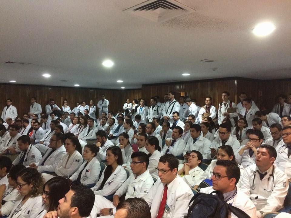 IvoCirujanoPed's tweet photo. Más de 300 Residentes en Leon UMAE 48 y T1 #NiUnaBataMenos, continúan en asamblea solicitando  seguridad en las Prácticas de Campo https://t.co/W2pBxyVdJ9