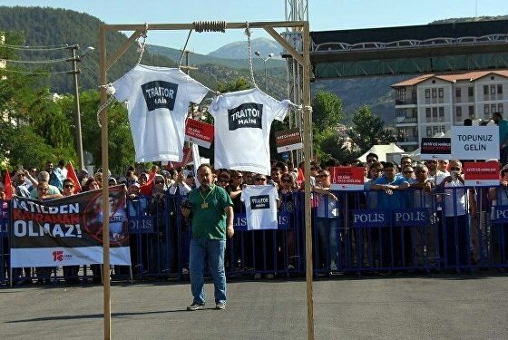 damlaulkuk's tweet photo. #BurayaYazayım

DÜN
KOLAYI İDAM EDİP
TUVALETE DÖKEN
AK 🐑

BUGÜN
NASIL GERİ YALIYORSA

YARIN 
HERO TİŞÖRTÜ GİYİP

BİZ KANDIRILDIK 😳
DER https://t.co/3hAWrYnmP9