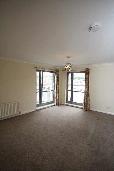 SutherlandManag's tweet image. This bright and spacious 3-bed flat at City Quay, Dundee is available now! sutherlandmanagement.co.uk/properties/sou…