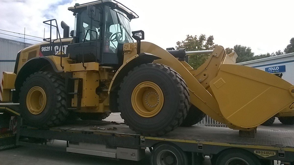 DarrenBodio's tweet photo. 1st of 3 CAT 962M for @Mobrienplant leaving the depot today @FinningNews that new machine glow! https://t.co/ZiDZjMLZm7