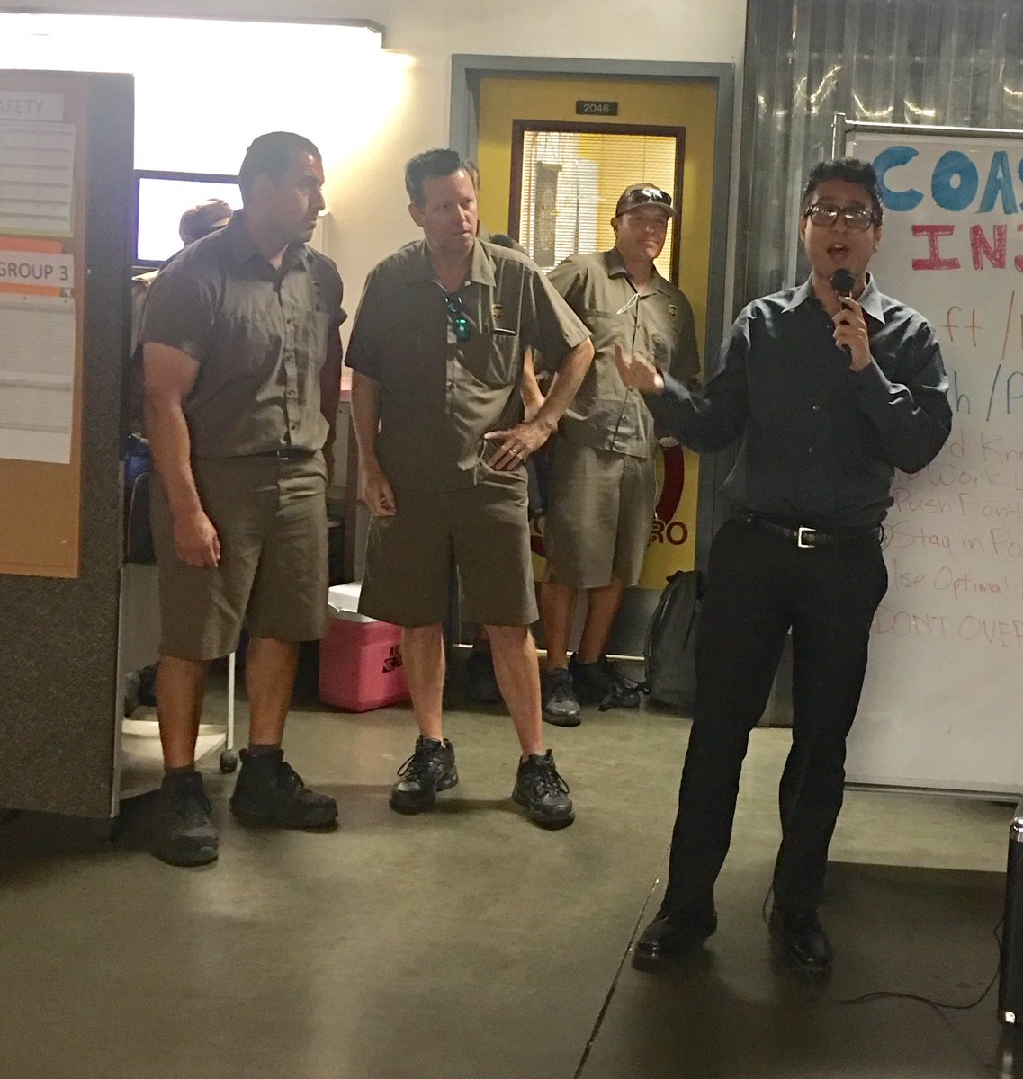 Edie4gzus's tweet photo. @LKMartinUPS0392 & his CHSP committee w/ an excellent workforce demo this AM #injuryprevention #liftlower #methodswork https://t.co/urtHwDw2HU