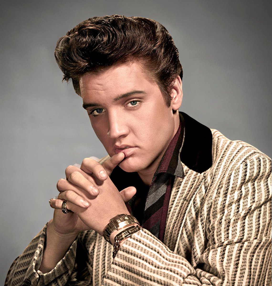 Há 40 anos, o mundo perdia o Rei do Rock: Elvis Presley. Ícone da música, do cinema, da moda e o maior nome dos anos 50.  #elvispresley