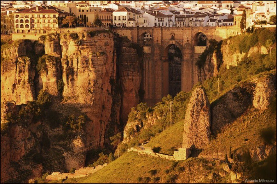 #Málaga. Cálida vista del Puente Nuevo de #Ronda.
Fotografía de <a href="/antonio8marquez/">📷 Antonio Márquez</a>
<a href="/CRRonda88/">Casa Rural Ronda 88</a>