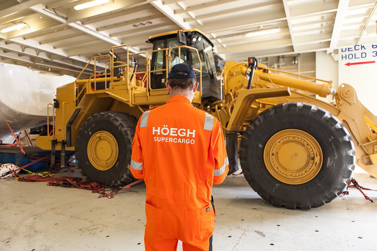HoeghAutoliners's tweet photo. our #PortCaptain overseeing #cargo operations on board #HoeghBerlin #PhotoOfTheDay https://t.co/xL0wNuS1tH