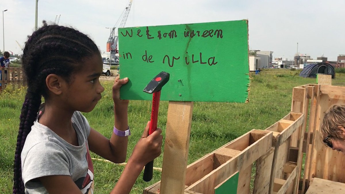 Kinderen bouwen hun eigen #timmerdorp op <a href="/marconia010/">marconia</a> bit.ly/2wQyVVG <a href="/dirkvandenbroek/">Dirk van den Broek</a> <a href="/Pameijer/">Pameijer</a> <a href="/delfshaven_rdam/">Delfshaven Rotterdam</a> #zomervakantie