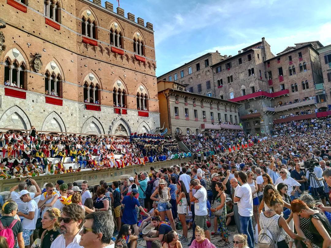 Less than an hour to go! Who's there already?!
The louder you shout, the greater chance your fantino has of victory... grazie a <a href="/andre/">andre</a>.ph93