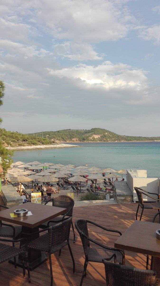 DarkoBoomShake's tweet photo. Tvit sa #PsiliAmmos plaže. Čak im je i wifi za pohvalu. https://t.co/QggcoFpHGi