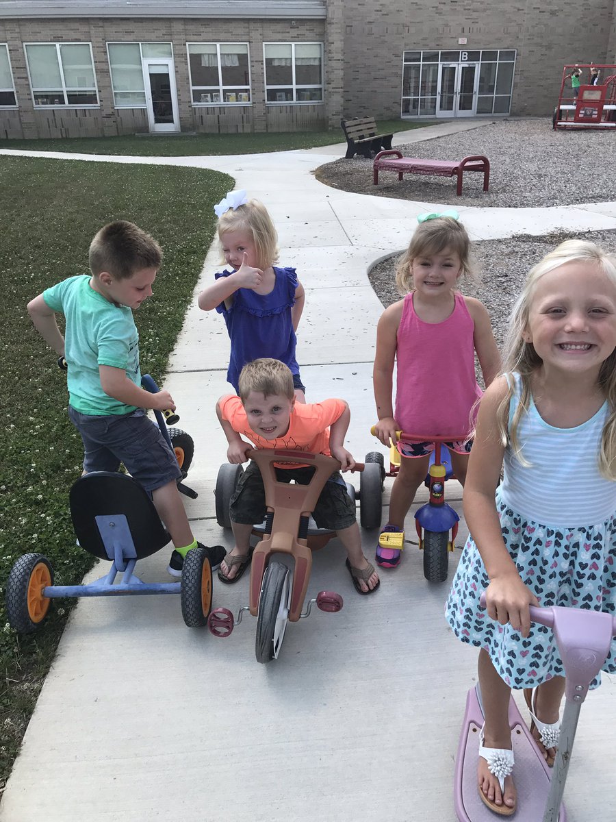 jaci_liechty91's tweet photo. Our afternoon preschool childcare kids are having a blast outside!  #BHES180daysoflearning https://t.co/LKcNuJmSWo